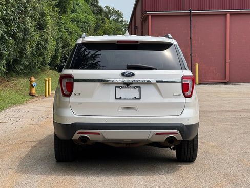 Used 2017 Ford Explorer XLT w/ Equipment Group 202A AWD/4WD image 6