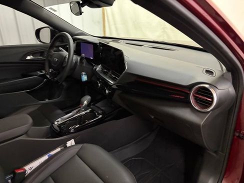 Used 2025 Chevrolet Trax RS w/ Sunroof Package FWD image 25