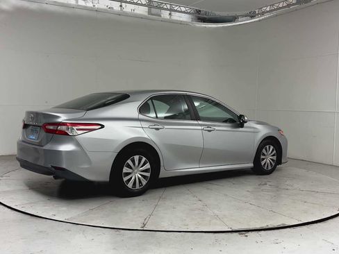 Used 2018 Toyota Camry FWD image 5