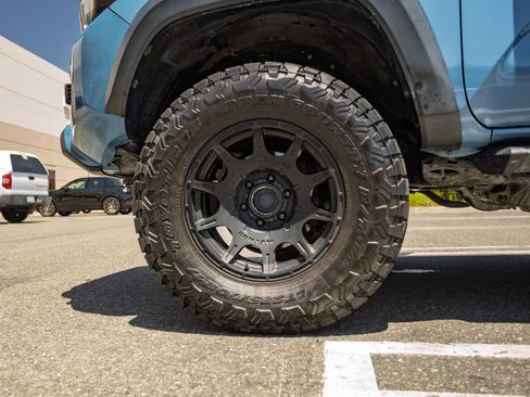 Used 2019 Toyota Tacoma TRD Off-Road w/ Technology Package AWD/4WD image 11