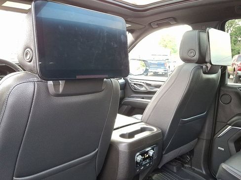 Used 2021 GMC Yukon XL Denali w/ Denali Premium Package image 12