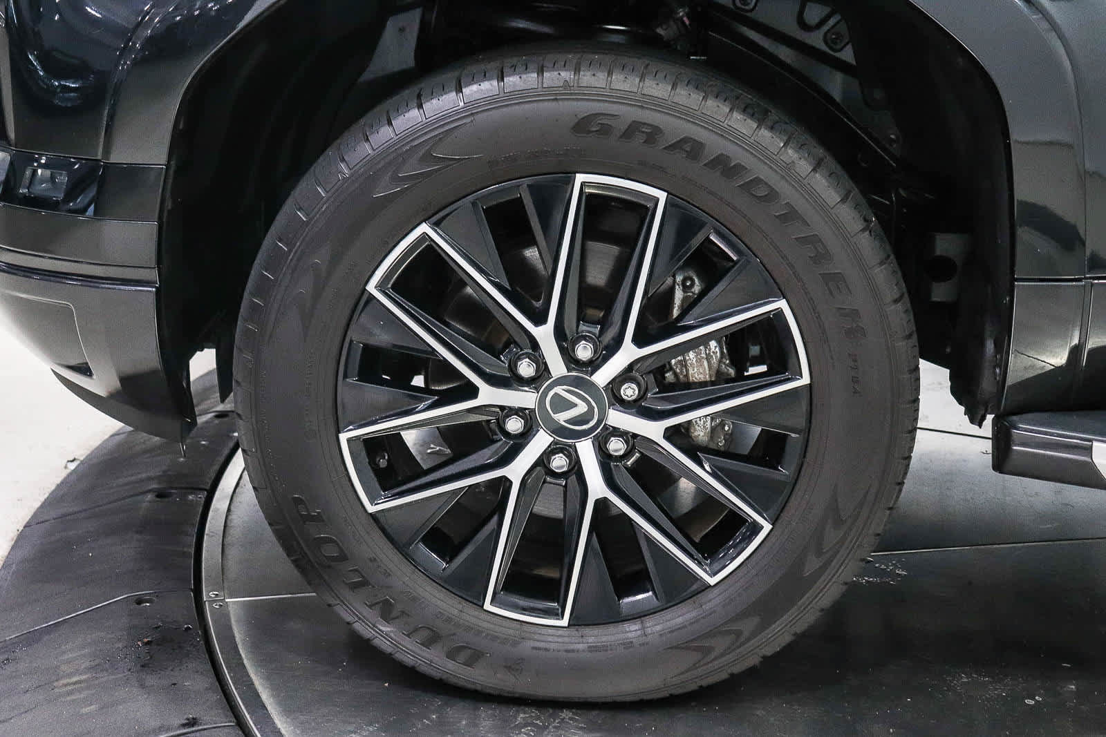 Used 2024 Lexus GX 550 w/ Accessory Package (Z1) AWD/4WD image 9
