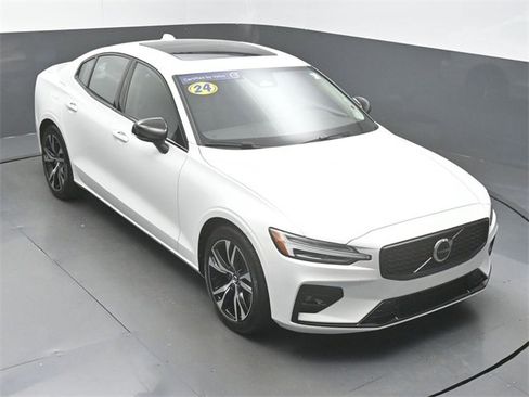 Used 2024 Volvo S60 B5 Core image 40