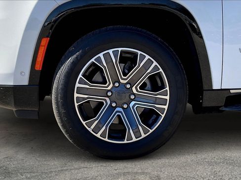 Used 2024 Jeep Wagoneer Series II w/ Flexible Seating Group image 8