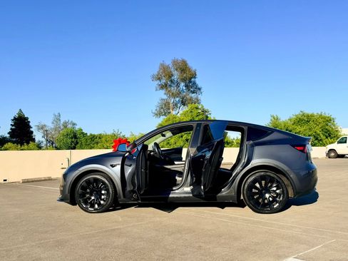 Used 2023 Tesla Model Y AWD image 27