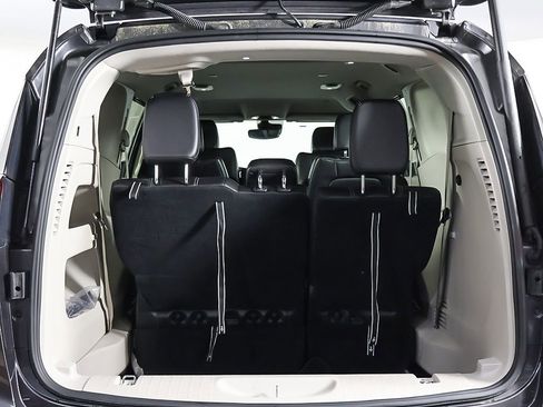 Used 2023 Chrysler Pacifica Touring-L FWD image 21