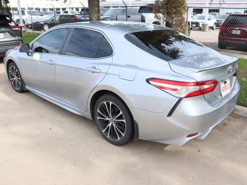 Used 2020 Toyota Camry SE image 5