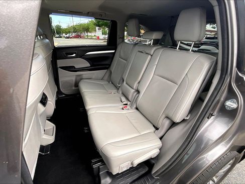 Used 2018 Toyota Highlander XLE AWD/4WD image 31