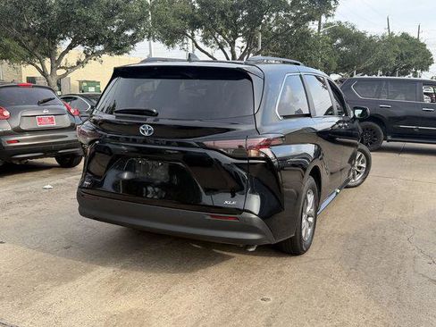 Certified 2025 Toyota Sienna XLE FWD image 4