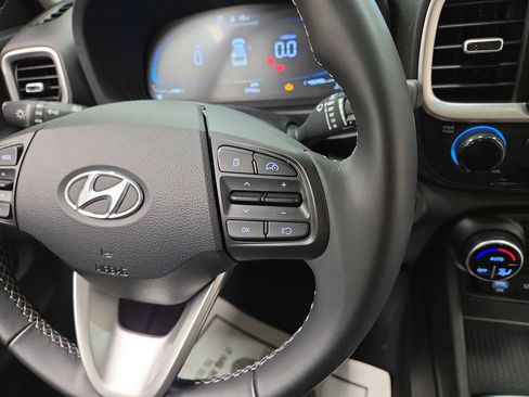 Used 2024 Hyundai Venue SEL FWD image 18