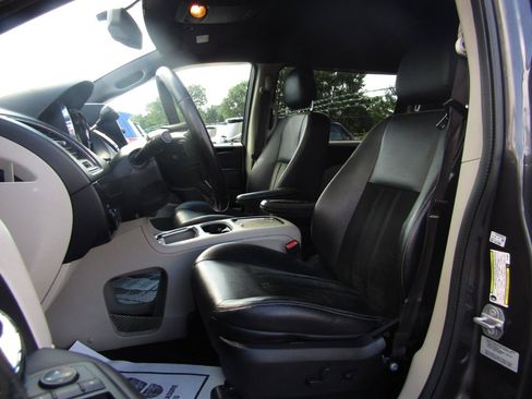 Used 2017 Dodge Grand Caravan SXT FWD image 12
