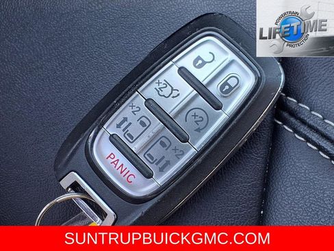 Used 2025 Chrysler Pacifica Select image 16