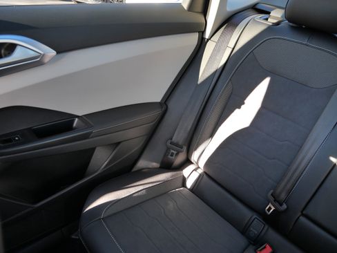 Certified 2025 Volkswagen Taos SE image 12