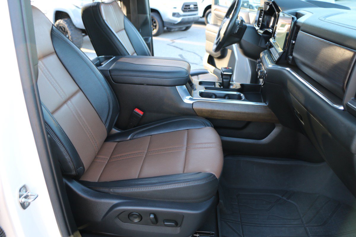 Used 2023 Chevrolet Silverado 1500 High Country w/ High Country Premium Package AWD/4WD image 30
