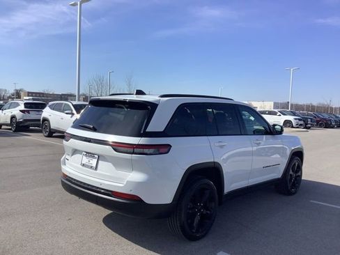 Used 2023 Jeep Grand Cherokee Altitude AWD/4WD image 6