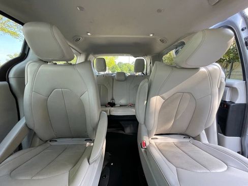 Used 2021 Chrysler Pacifica Touring-L FWD image 32
