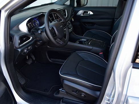 New 2026 Chrysler Pacifica Limited image 16