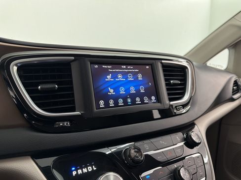 Used 2018 Chrysler Pacifica Touring-L FWD image 20