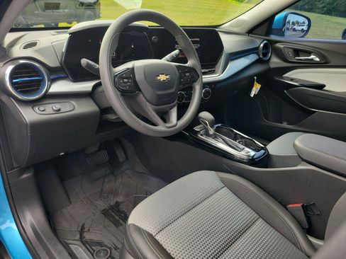 Used 2025 Chevrolet Trax LT FWD image 20