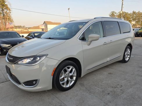 Used 2020 Chrysler Pacifica Touring-L Plus w/ Tire & Wheel Group FWD image 2