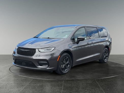 Used 2023 Chrysler Pacifica Touring-L w/ S Appearance Package FWD image 3