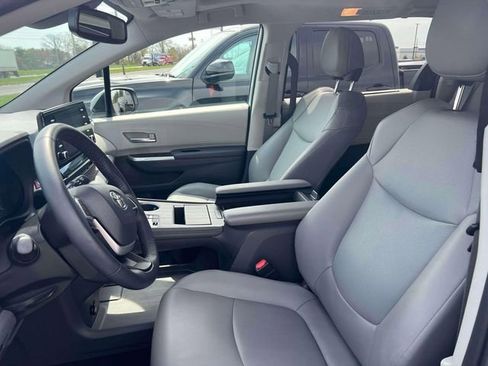 Used 2021 Toyota Sienna XLE FWD image 24