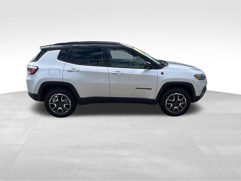 Used 2025 Jeep Compass Trailhawk AWD/4WD image 8