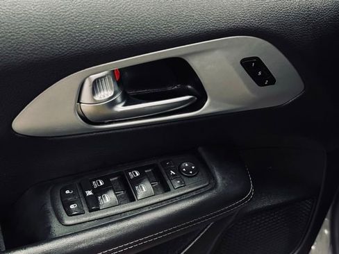 Certified 2025 Chrysler Pacifica Limited image 14