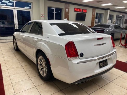 Used 2018 Chrysler 300 Touring L image 5