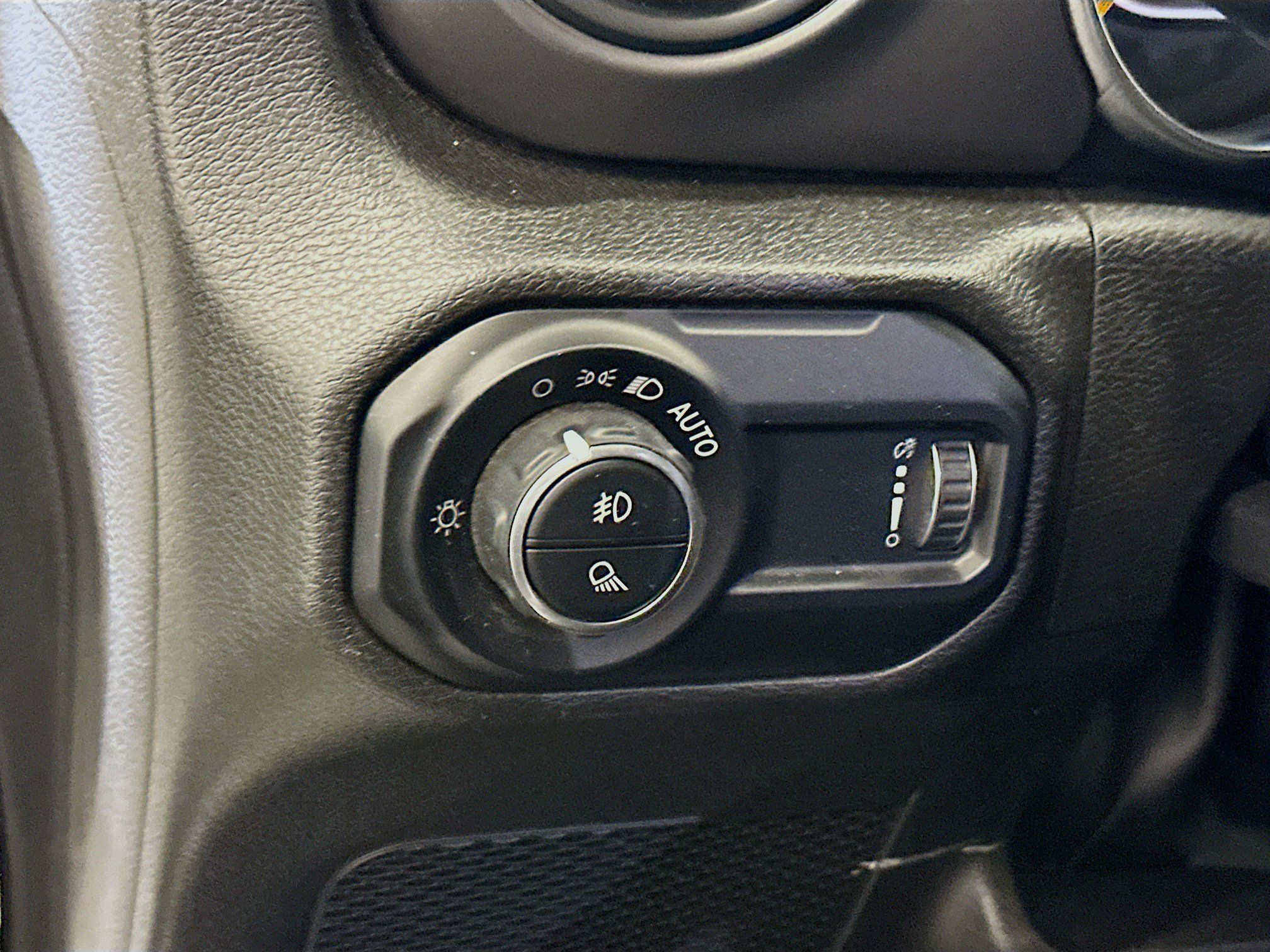 Used 2023 Jeep Gladiator Sport AWD/4WD image 17