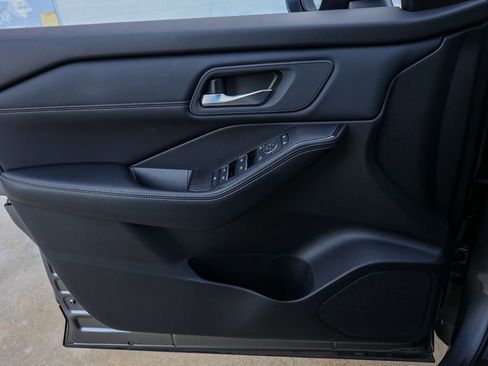 Used 2025 Nissan Rogue SL FWD image 23