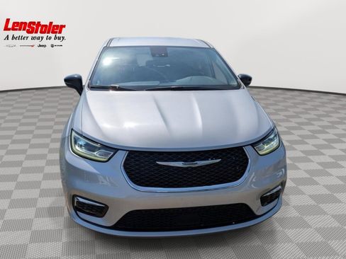 Used 2024 Chrysler Pacifica Touring-L FWD image 8