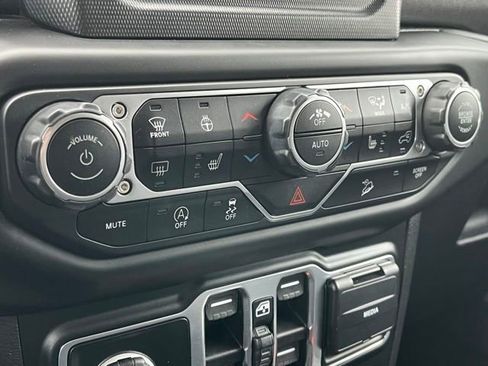 Used 2020 Jeep Wrangler Unlimited Sahara w/ Cold Weather Group AWD/4WD image 17