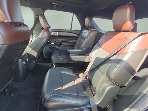 Certified 2023 Ford Explorer Platinum w/ Technology Package image 18