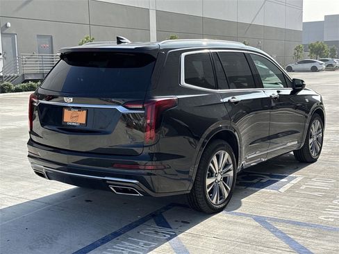 Used 2025 Cadillac XT6 Premium Luxury image 3