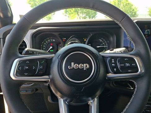 Used 2025 Jeep Wrangler Unlimited Sahara w/ Safety Group AWD/4WD image 18
