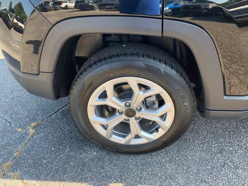 Used 2025 Jeep Compass Latitude w/ Sun & Sound Group AWD/4WD image 39
