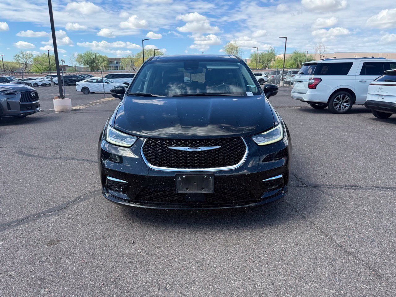 Used 2023 Chrysler Pacifica Touring-L FWD image 2