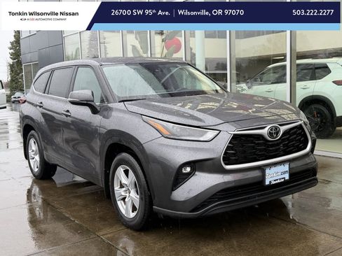Used 2024 Toyota Highlander LE image 1