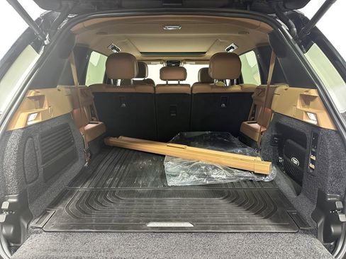 Used 2025 Land Rover Range Rover Long Wheelbase SE image 18