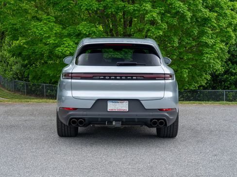 Certified 2024 Porsche Cayenne AWD/4WD image 6
