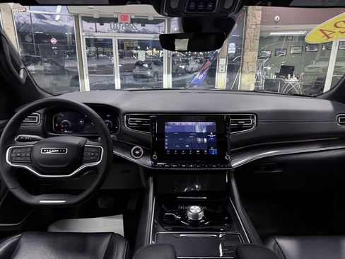 Used 2024 Jeep Wagoneer 4WD w/ Premium Group I image 30