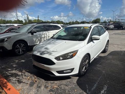 Used 2018 Ford Focus SE w/ SE Appearance Package FWD image 3