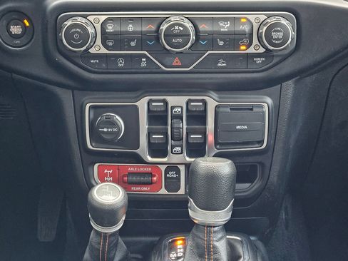 Used 2023 Jeep Gladiator Mojave w/ Cold Weather Group AWD/4WD image 14