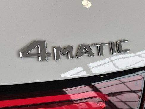 Used 2025 Mercedes-Benz GLC 300 4MATIC image 11