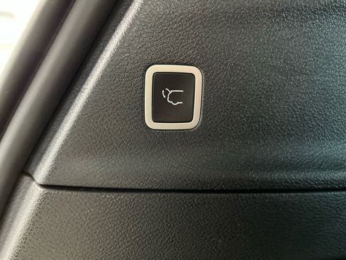 Used 2023 Chrysler Pacifica Limited w/ Uconnect Theater Family Group image 13