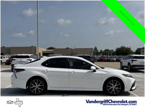 Used 2024 Toyota Camry SE FWD image 3