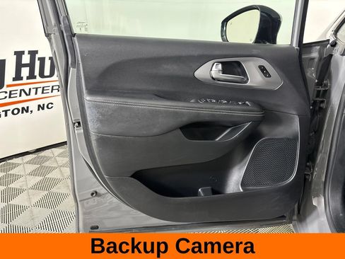 Used 2025 Chrysler Pacifica Select FWD image 10