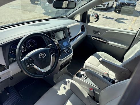 Used 2020 Toyota Sienna XLE w/ XLE Navigation Package image 9