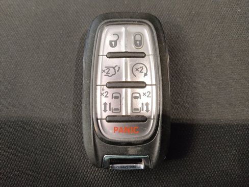 Used 2023 Chrysler Pacifica Touring FWD image 32